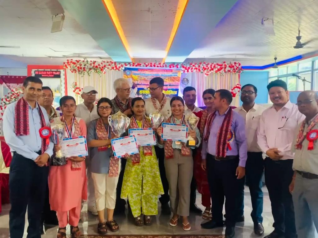 गणतन्त्र दिवसको अवसरमा इनरुवामा शिक्षकहरूको हस्तलेखन प्रतियोगिता सम्पन्न