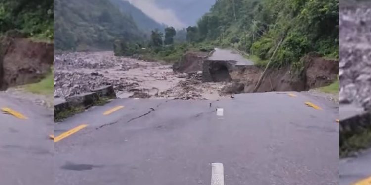 अविरल वर्षाले धनकुटाको यातायात प्रभावित, कोशी लोकमार्ग दुई ठाउँमा अवरुद्ध बनेको छ
