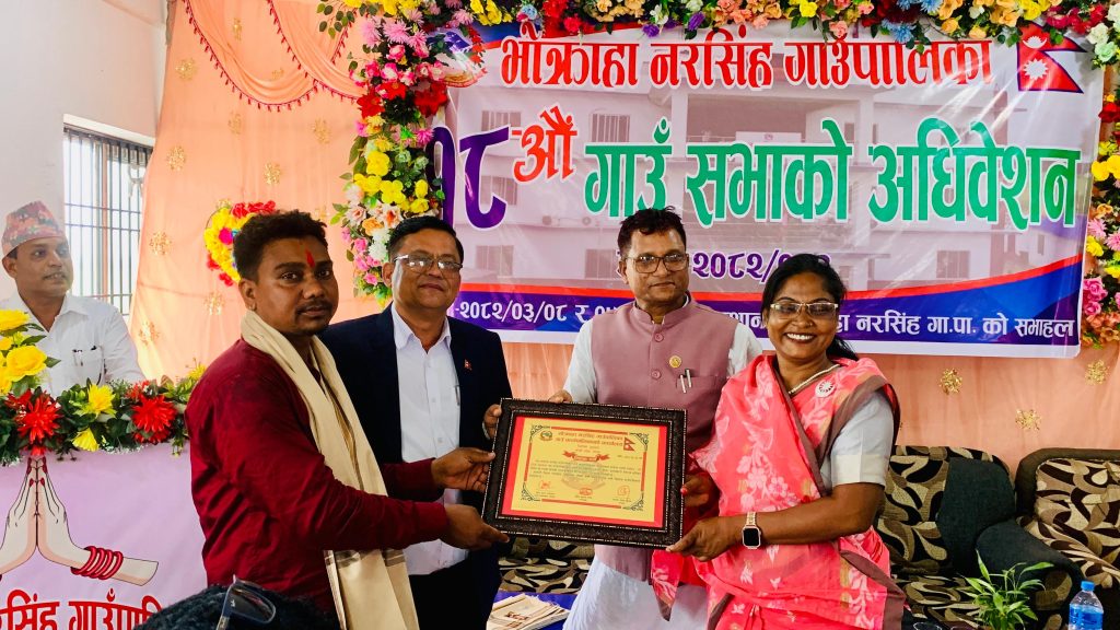 गाउँ सभामा पत्रकार सुरेन्द्र मेहतालाई सम्मानित