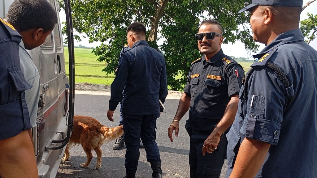 लागूऔषध नियन्त्रण गर्न नेपाल-भारत सीमामा सुनसरी प्रहरीले भन्टाबारी सिमा क्षेत्रमा ‘डग स्नाईपिड. सहितको संयुक्त बिशेष प्रहरी टोलि परीचालन गरेको छ ।
