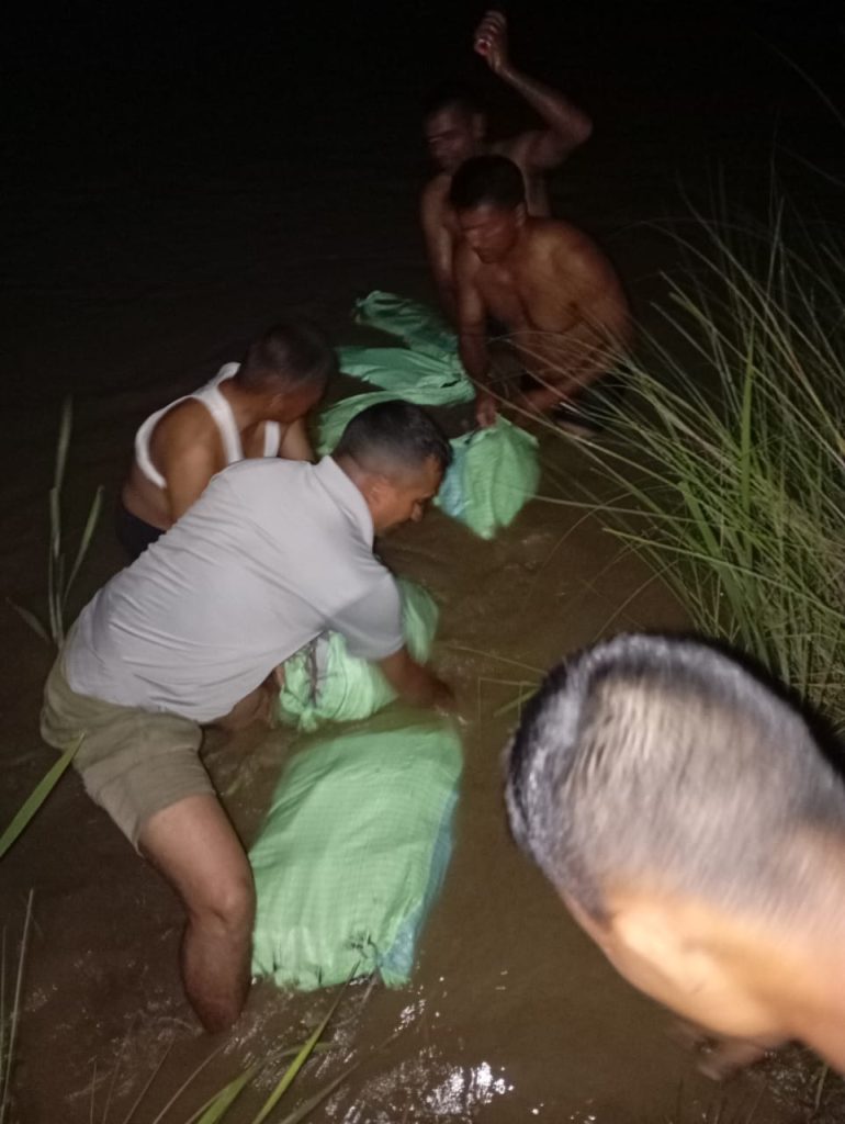 कोशी नदी हुँदै तस्करी गर्न लागिएको १० बोरा मदिरा नेपाल प्रहरीद्वारा बरामद