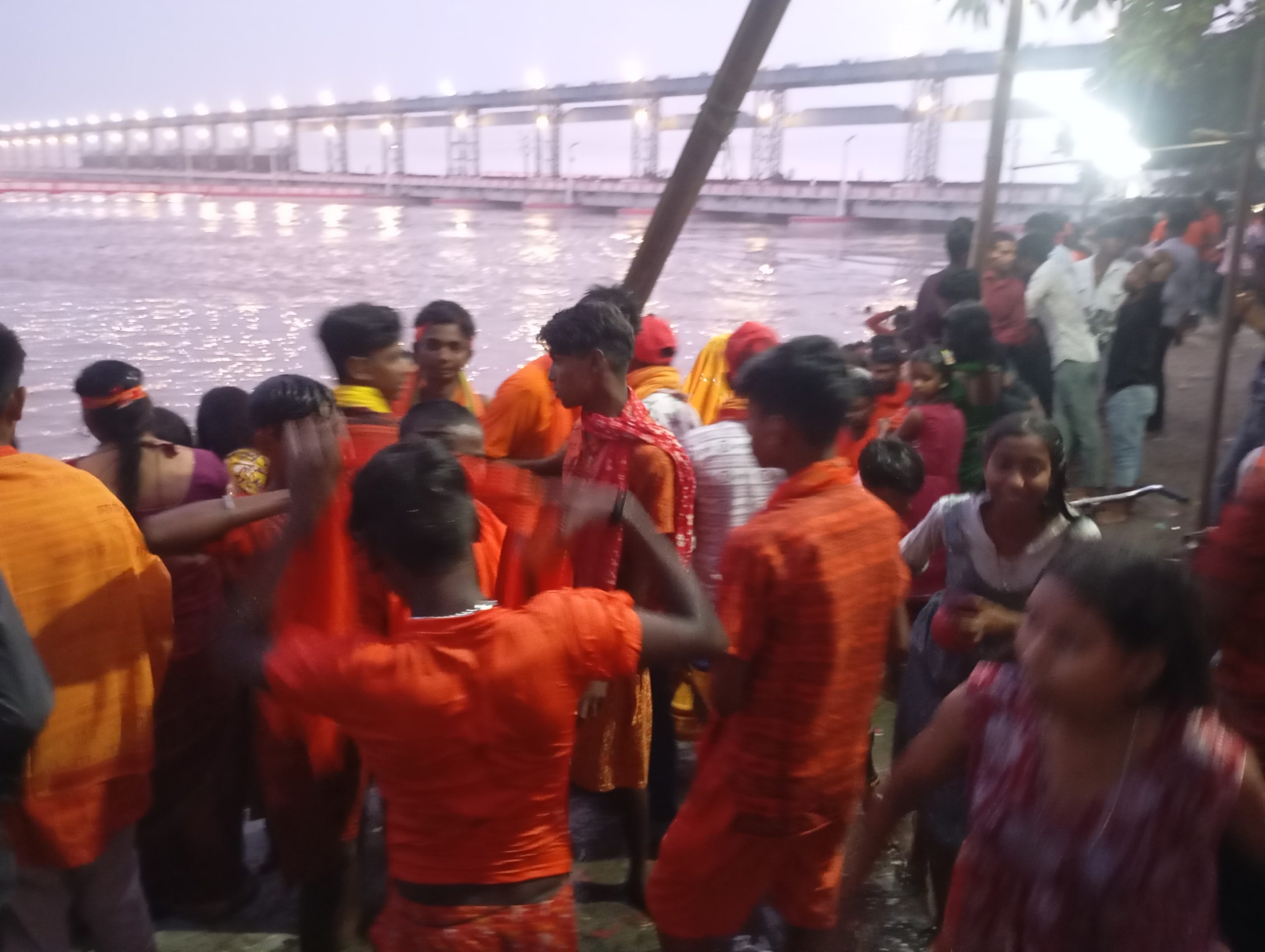 कोशी ब्यारेज सहित देशभरका शिवालयमा भक्तजनहरुको भीड लागेको छ