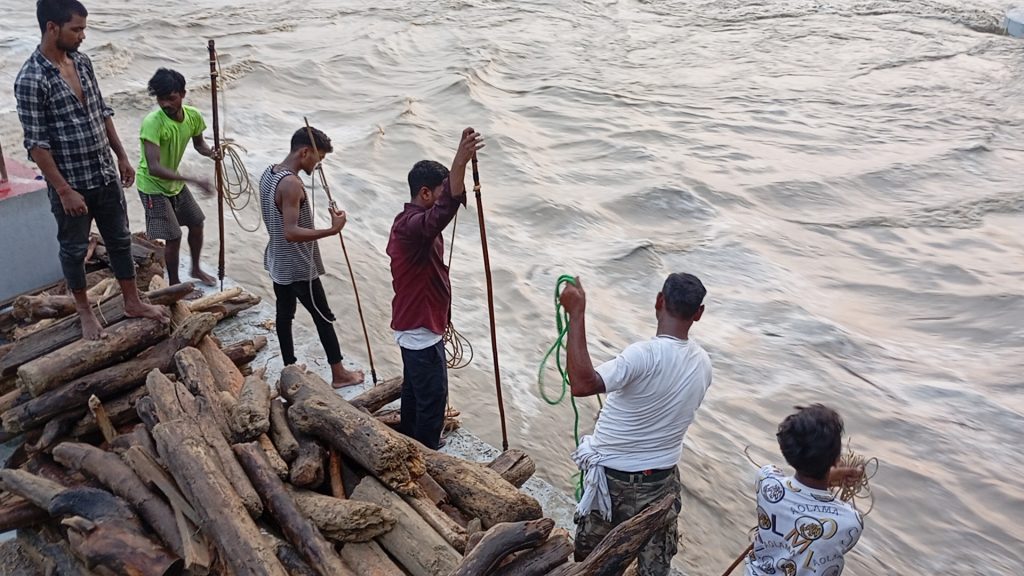 सप्तकोशी नदीमा पानीको बहाव उच्च, ब्यारेजका ५६ ढोकामध्ये ३६ खोलिए